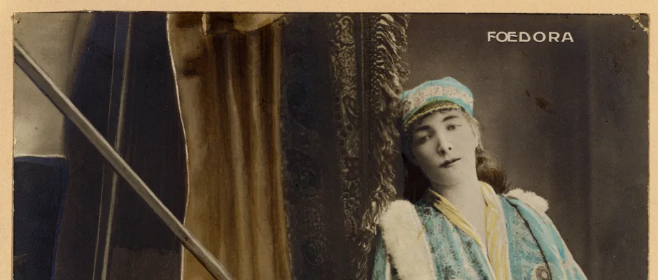 Sarah Bernhardt in the title role of the 1882 play Fédora, which gave the hat its name.